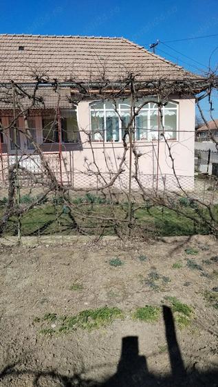 Casă cu 2 camere cu Teren 560 Mp în Morești