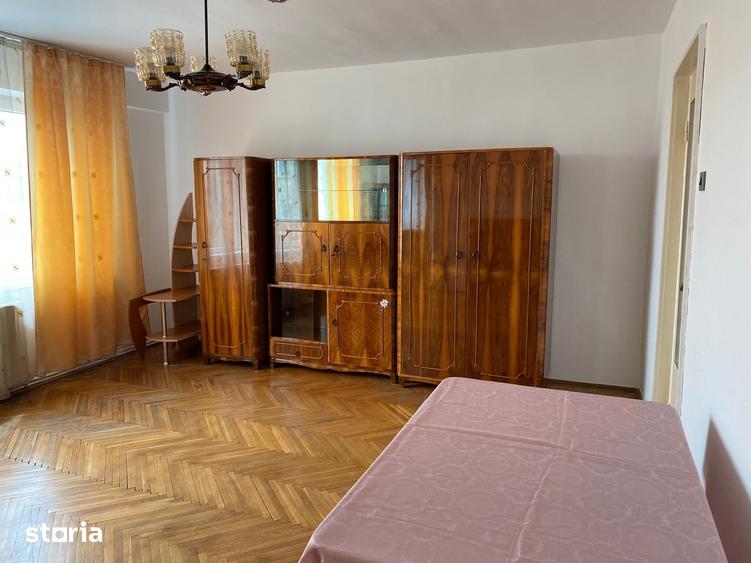 Apartament cu 4 camere decomandat în Central