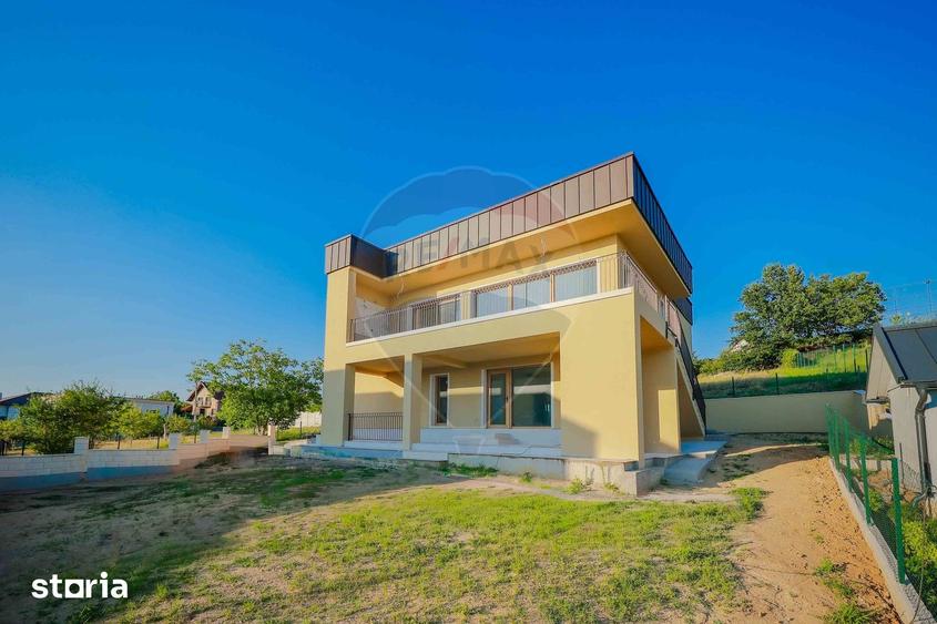 Casă cu 6 camere cu Teren 700 Mp în Iorga