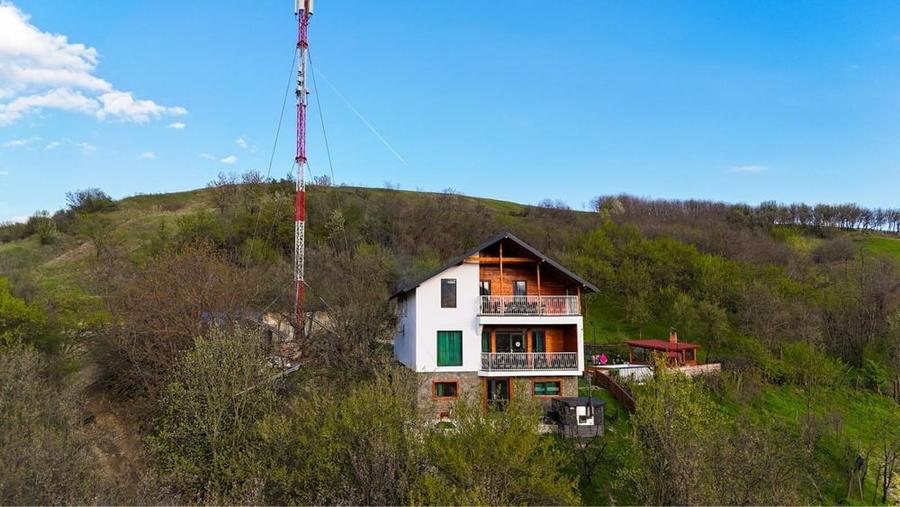 Casă cu 4 camere cu Teren 1000 Mp în Bătrâni