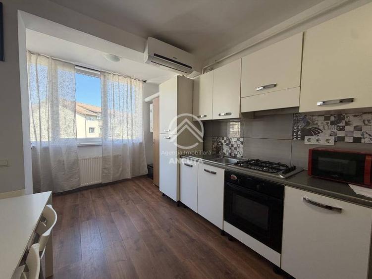 Apartament cu 2 camere semidecomandat în Tăuți