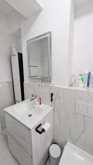 Apartament cu 3 camere semidecomandat, mobilat în Periferie