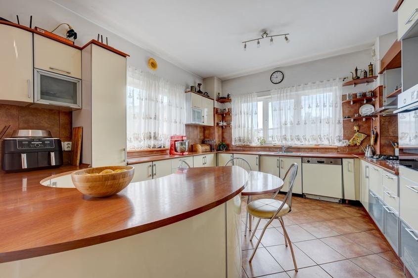 Casă cu 6 camere cu Teren 1576 Mp în Fundeni