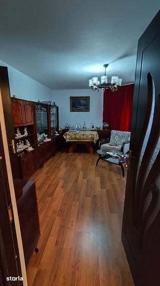 Apartament cu 3 camere semidecomandat în Ostroveni