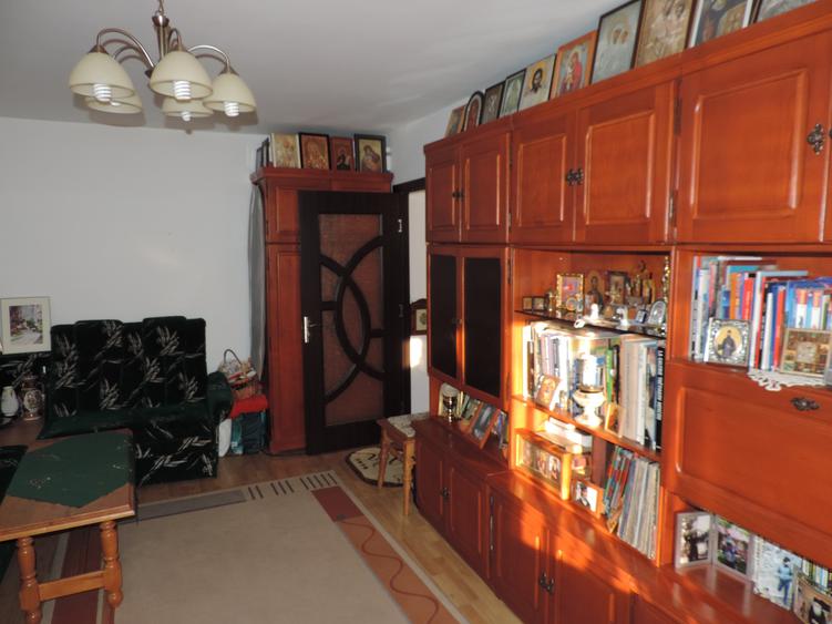 Apartament cu 3 camere decomandat în Mărăței