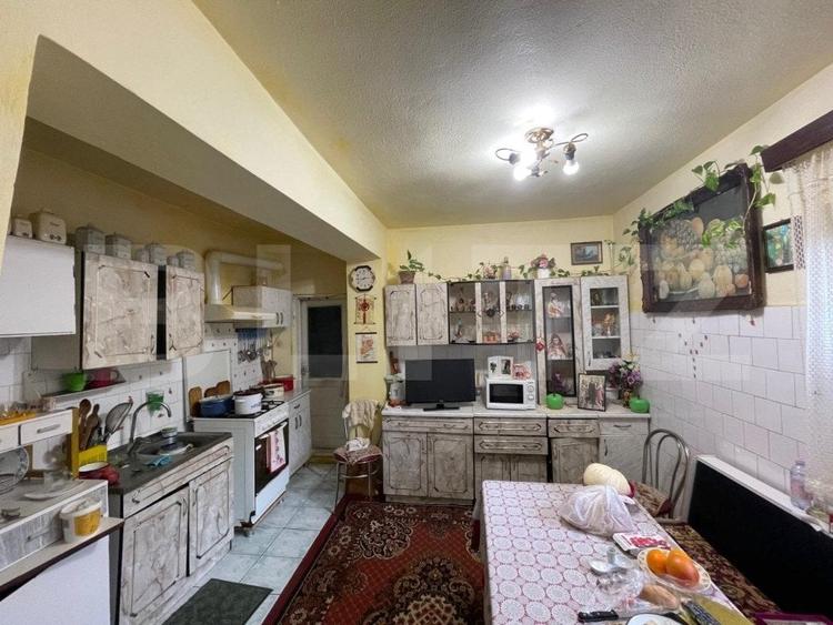 Casă individuală cu 8 camere cu Teren 260 Mp în Central
