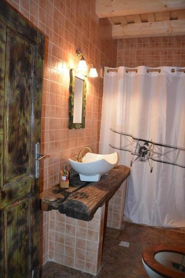 Casă cu 8 camere cu Teren 500 Mp în Buru