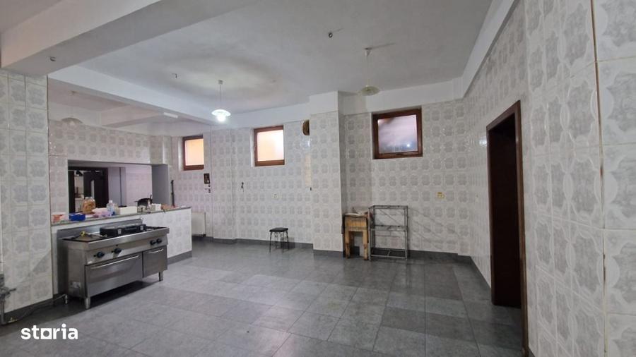 Spațiu comercial, de 800 mp, în Rovine
