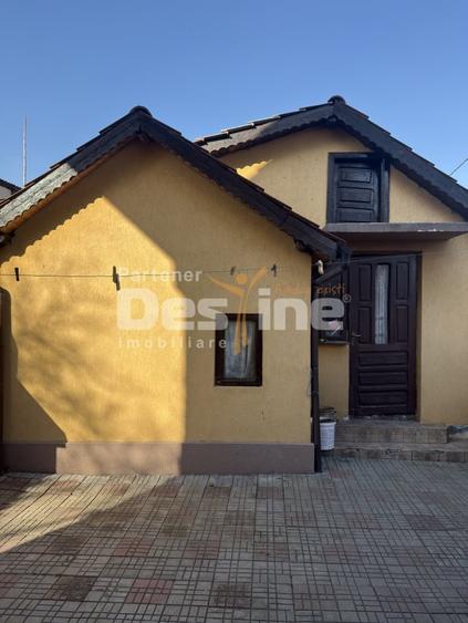 Casă individuală cu 5 camere cu Canalizare în Rovine