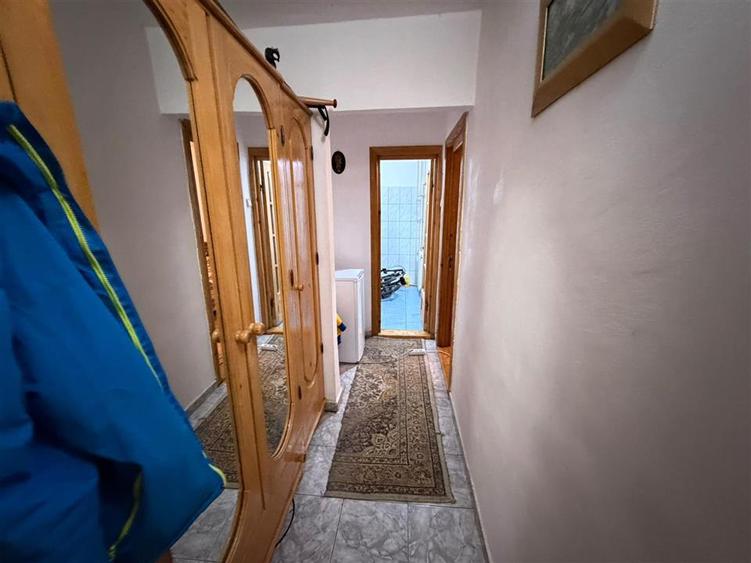 Apartament cu 4 camere decomandat în Est