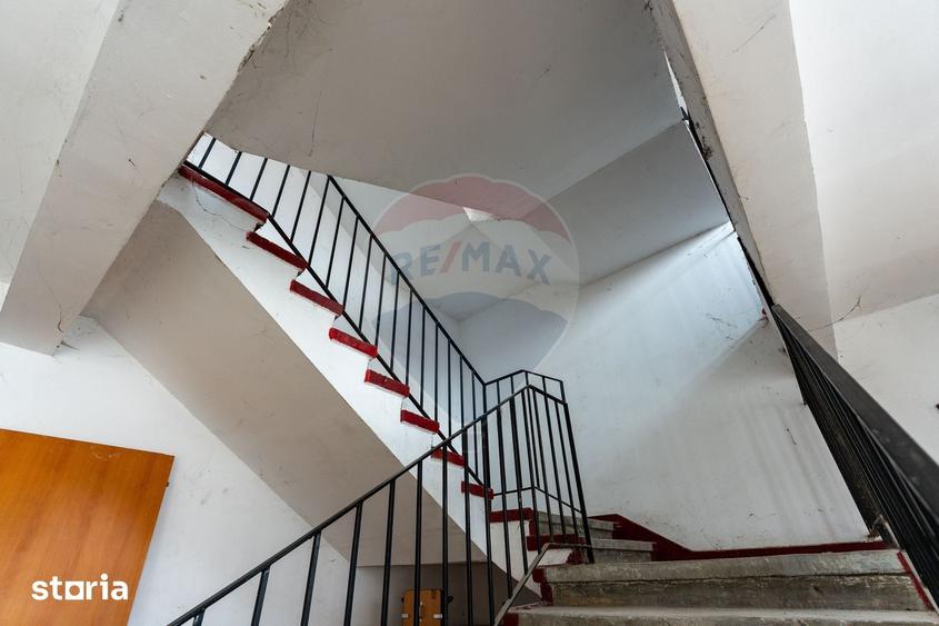 Spațiu comercial, de 3,700 mp, în Petros