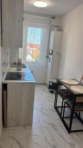 Apartament cu 3 camere semidecomandat în Vlahuță