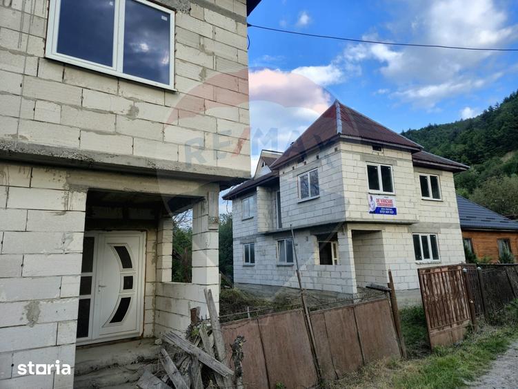 Casă cu 7 camere cu Teren 3650 Mp în Central