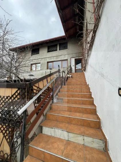 Casă cu 10 camere cu Teren 950 Mp în Fratelia