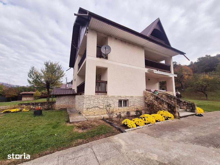 Casă cu 5 camere decomandat cu Teren 3500 Mp în Central
