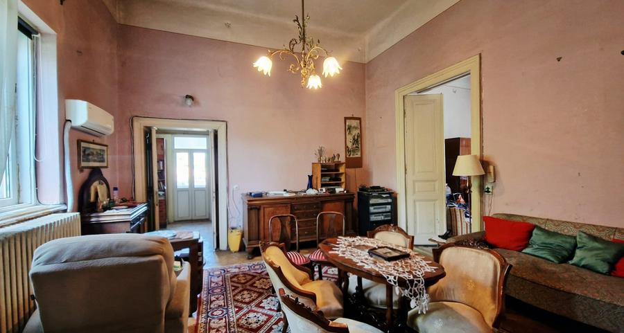 Apartament cu 5 camere semidecomandat în Dacia