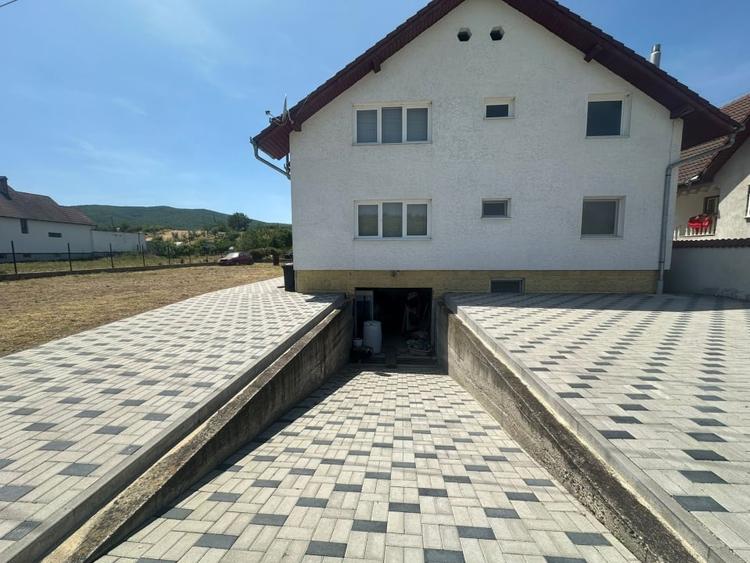 Casă individuală cu 6 camere cu Canalizare în Petrești