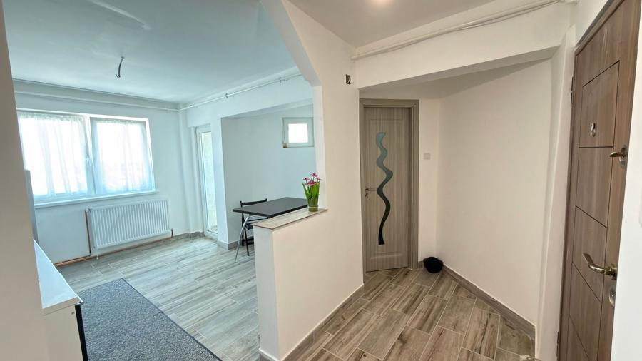 Apartament cu 2 camere semidecomandat, mobilat în Est