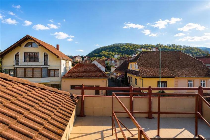 Casă individuală cu 5 camere cu Canalizare în Central