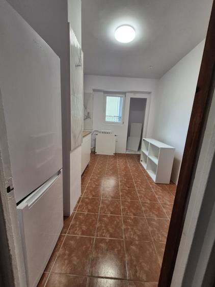 Apartament cu 4 camere semidecomandat în Colentina