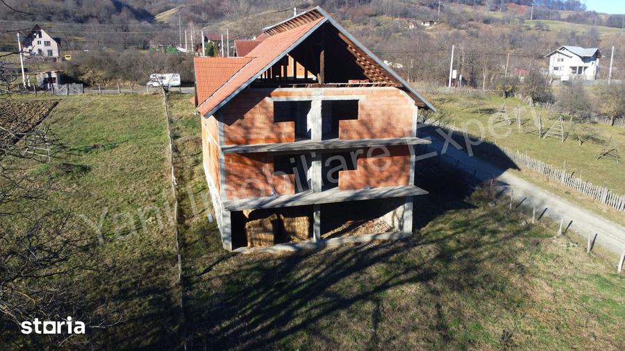 Casă cu Teren 795 Mp în Corbeni