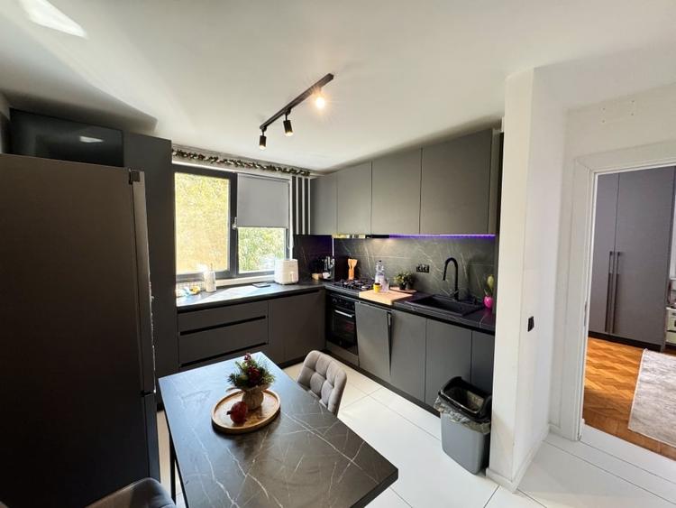 Apartament cu 3 camere decomandat, mobilat în Calea București