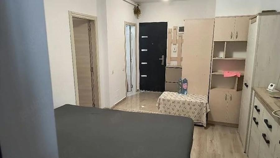 Garsonieră decomandată în Titan