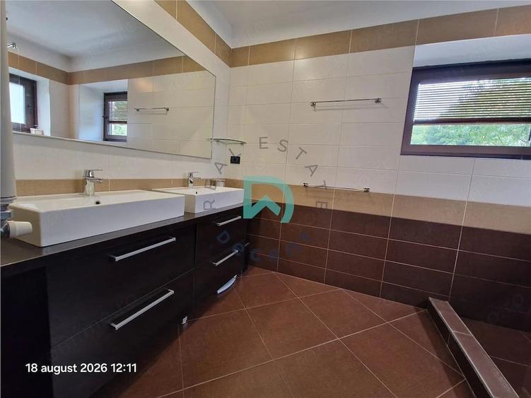 Casă cu 7 camere cu Teren 1000 Mp în Central
