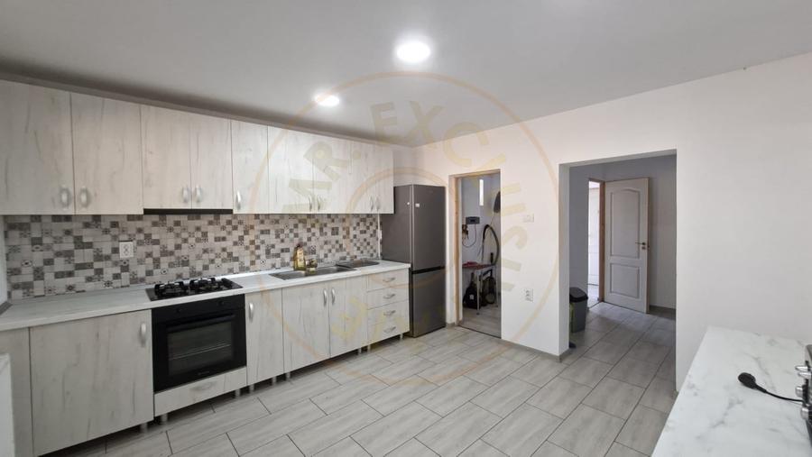 Casă individuală cu 6 camere cu Teren 1200 Mp în Budeasa