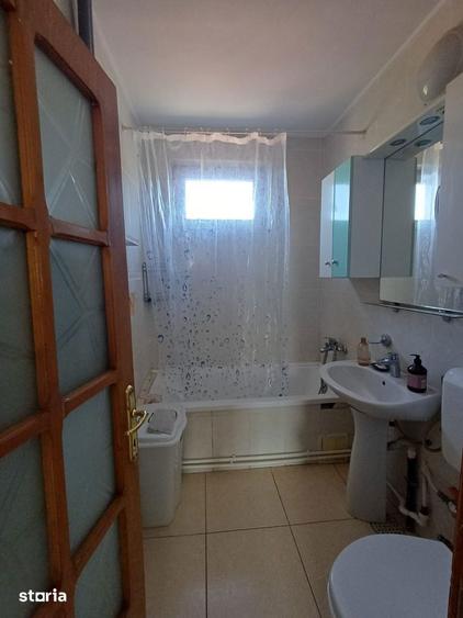 Apartament cu 3 camere decomandat, mobilat în Central