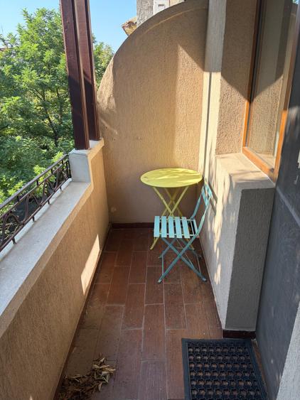 Apartament cu 3 camere semidecomandat în Cotroceni