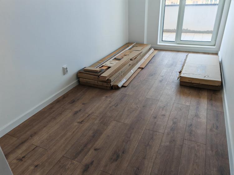 Apartament cu 3 camere semidecomandat în Tractorul