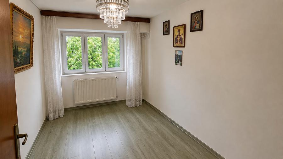 Apartament cu 4 camere decomandat în Iancului