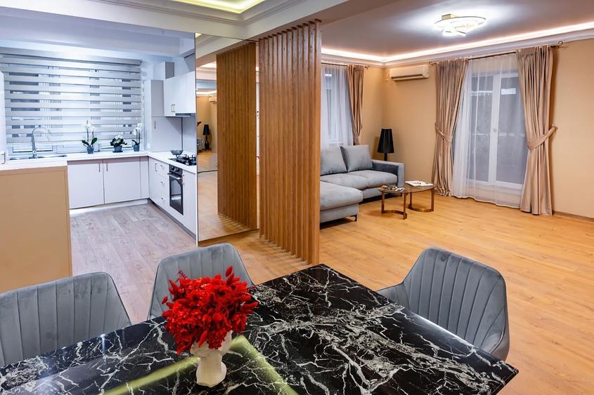 Apartament cu 3 camere semidecomandat în Herăstrău