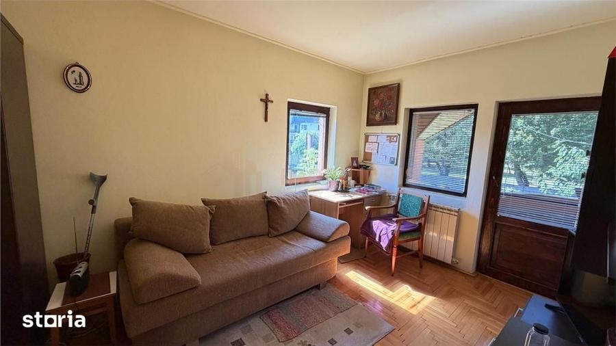 Casă cu 7 camere cu Teren 1800 Mp în Central