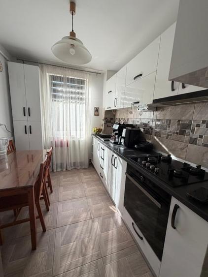 Apartament cu 3 camere semidecomandat, mobilat în Brazda lui Novac