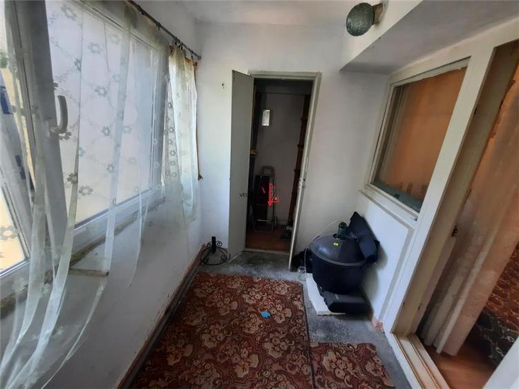 Apartament cu 4 camere semidecomandat în Iancului