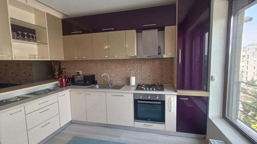 Apartament cu 3 camere semidecomandat în Decebal