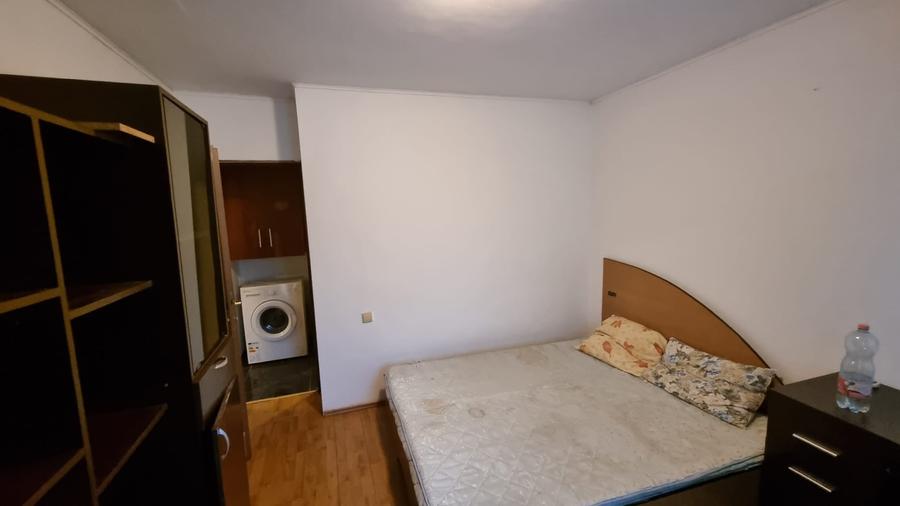Apartament cu 3 camere decomandat în Nicolina