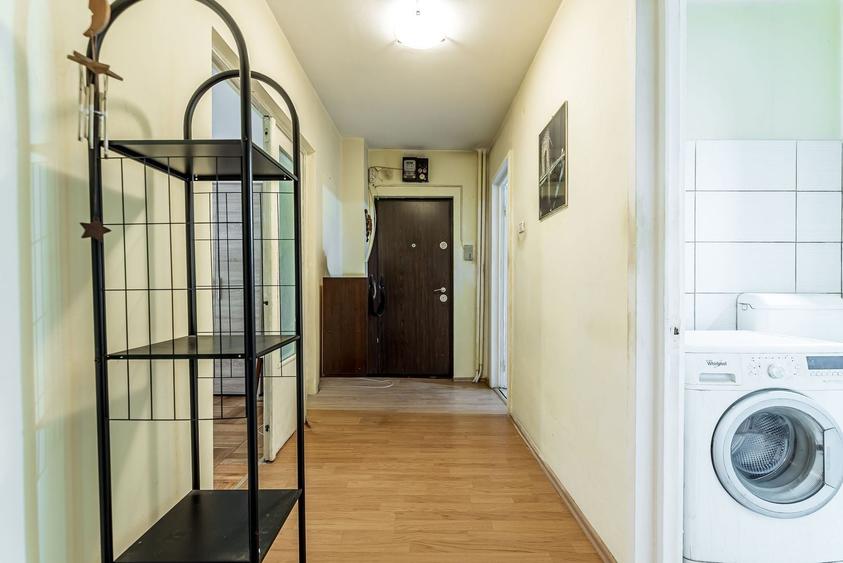 Apartament cu 3 camere decomandat, mobilat în Polivalentă