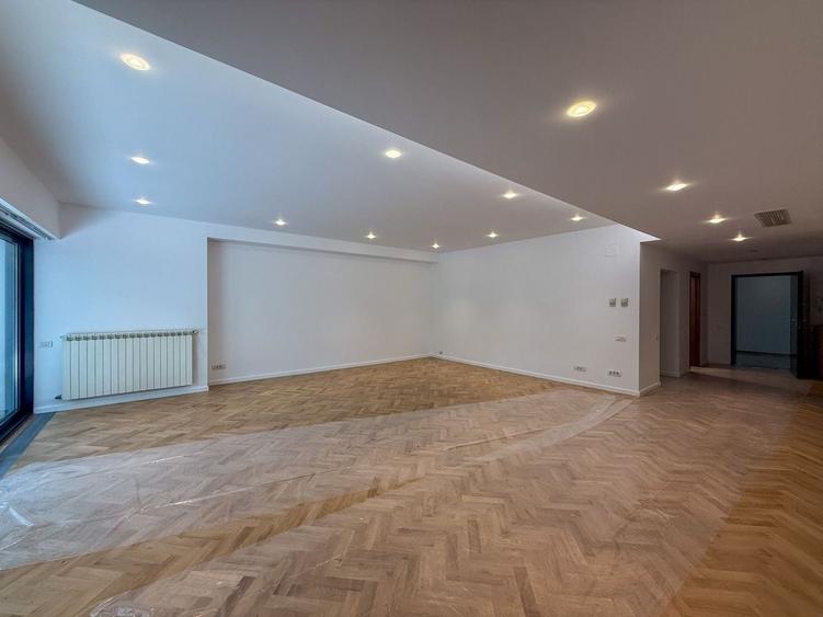 Apartament cu 3 camere semidecomandat, mobilat în Primăverii