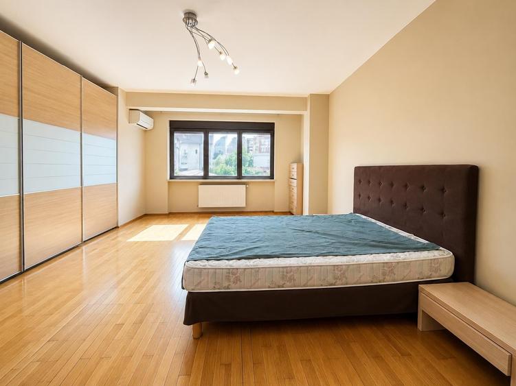 Apartament cu 4 camere decomandat în Kiseleff