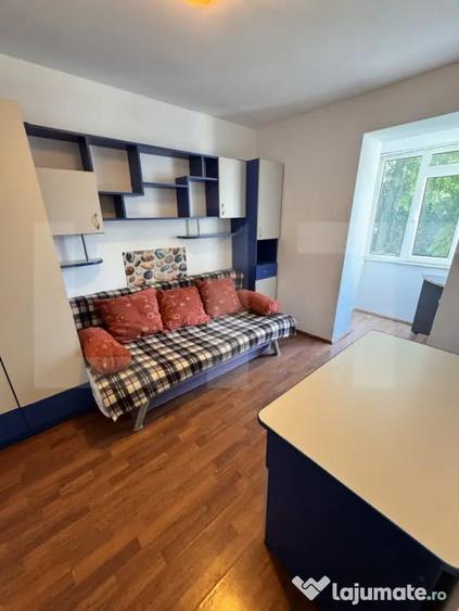 Apartament cu 3 camere semidecomandat în Central