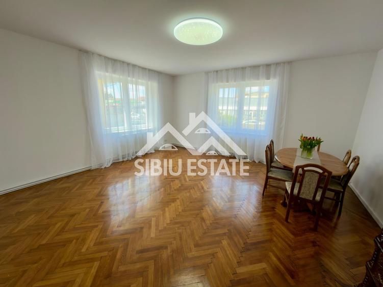 Duplex cu 12 camere cu Canalizare în Central