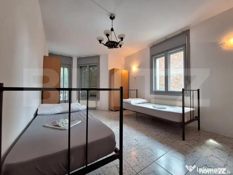 Casă cu 11 camere cu Teren 700 Mp în Bucovina