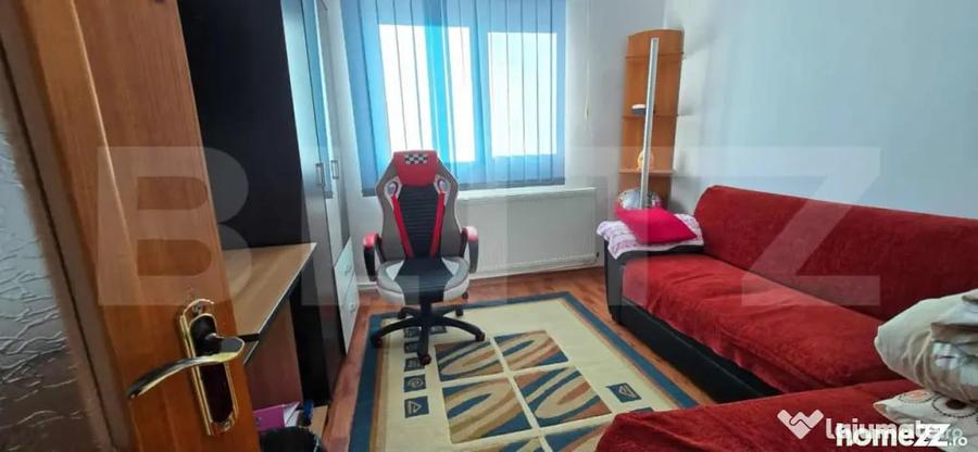 Apartament cu 3 camere semidecomandat în Micro 4