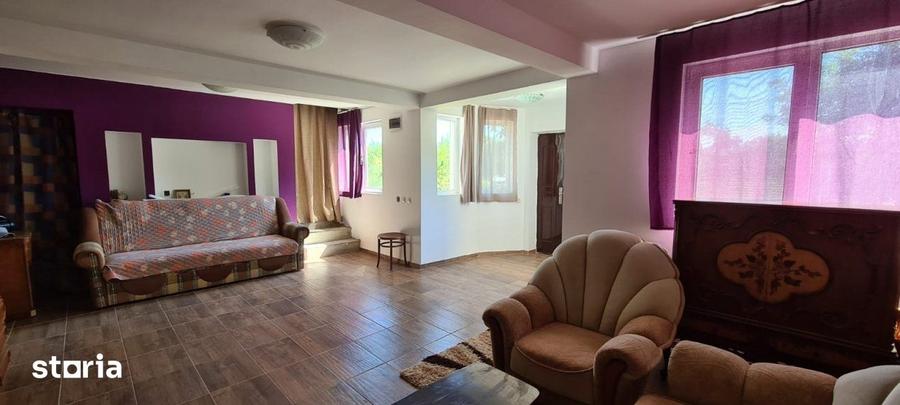Casă cu 5 camere cu Teren 794 Mp în Sinești