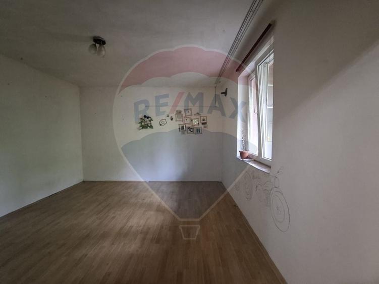 Casă cu 2 camere cu Teren 140 Mp în Eroii Revoluției