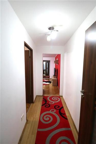 Apartament cu 3 camere semidecomandat, mobilat în Girocului