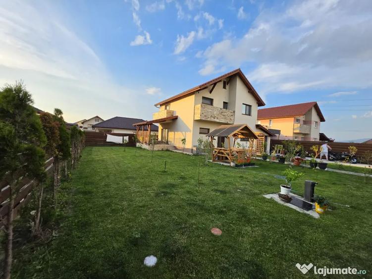 Casă cu 4 camere în Tărlungeni